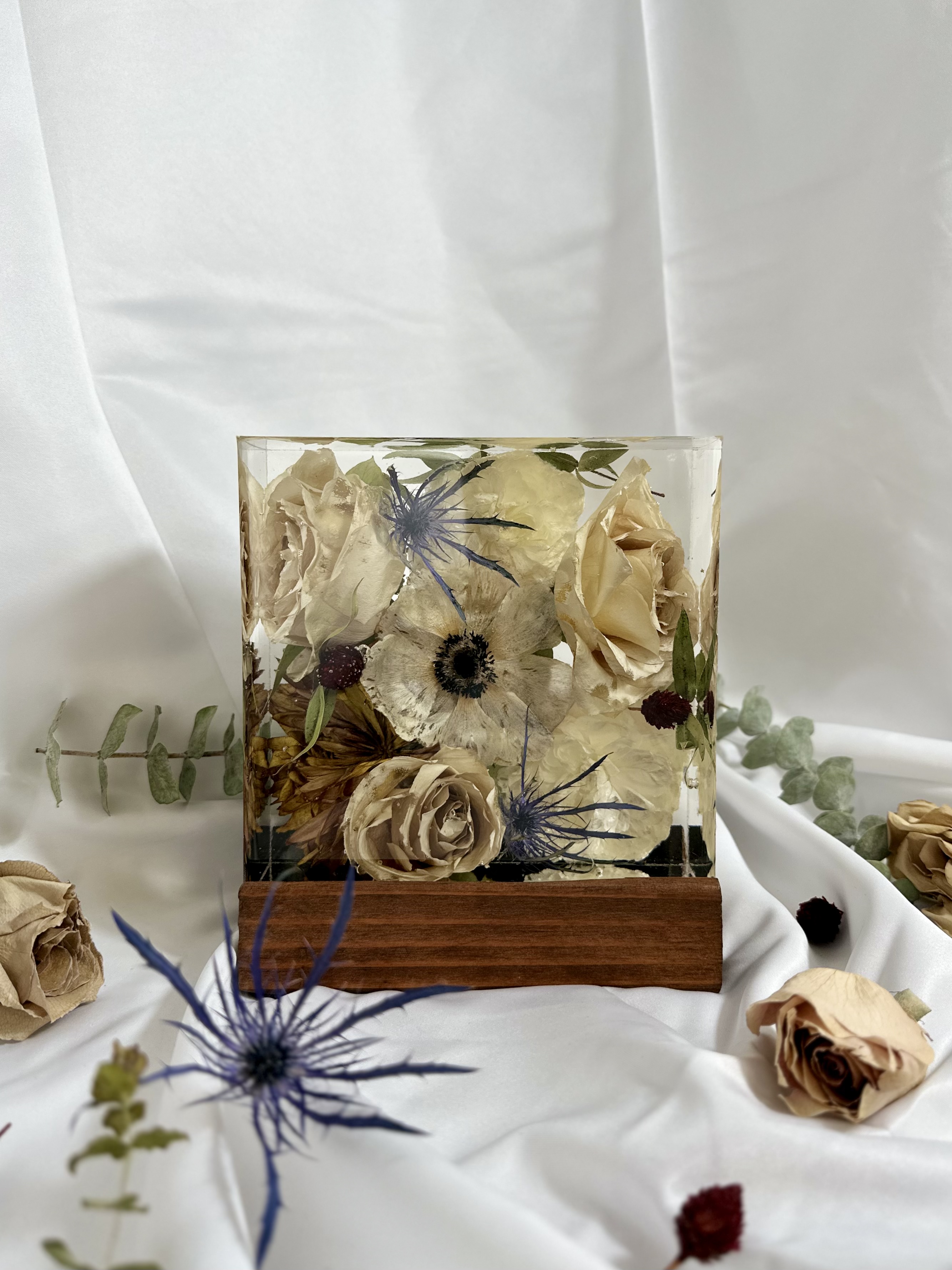 The Art of Preserving Dried Flowers in Resin